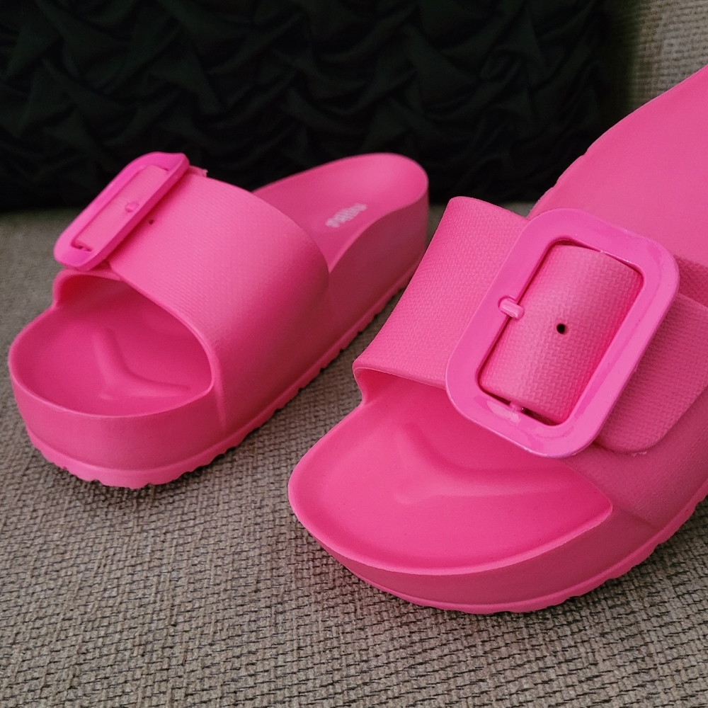 MAD LOVE HOT PINK PLATFORM SLIDES